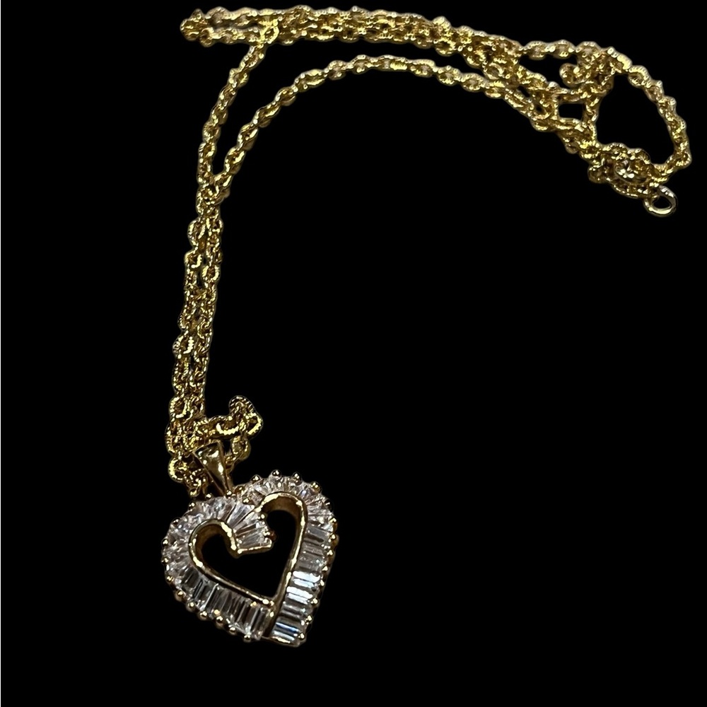 DBJ gold tone, heart pendant with rhinestone baguettes - Picture 7 of 9
